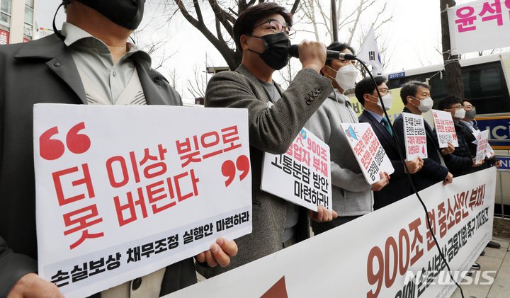 [서울=뉴시스] 이영환 기자 = 31일 오전 서울 종로구 통의동 인수위 앞에서 전국 지역 골목상권 활성화 협의회, 맘편히장사하고픈상인모임, 전국가맹점주협의회 등이 기자회견을 열고 대통령 인수위에 손실보상 및 금융지원을 촉구하고 있다. 2022.03.31. 20hwan@newsis.com