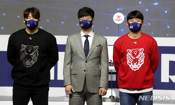 [서울=뉴시스] 추상철 기자 = 2022 신한은행 SOL KBO 미디어데이가 열린 31일 오후 서울 용산구 그랜드 하얏트 호텔 그랜드 볼룸에서 KIA 김종국 감독과 나성범,김도영이 입장하고 있다. 2022.03.31. scchoo@newsis.com