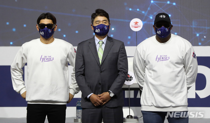 [서울=뉴시스] 추상철 기자 = 2022 신한은행 SOL KBO 미디어데이가 열린 31일 오후 서울 용산구 그랜드 하얏트 호텔 그랜드 볼룸에서 키움 홍원기 감독과 이정후,푸이그가 입장하고 있다. 2022.03.31. scchoo@newsis.com