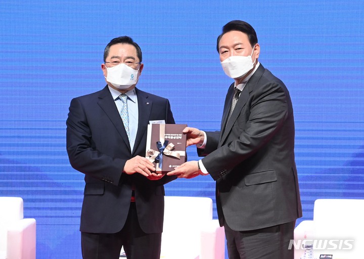 [서울=뉴시스] 인수위사진기자단 = 윤석열 대통령 당선인이 31일 서울 강남구 한국무역협회에서 열린 '청년무역 국가대표와의 만남'에서 구자열 한국무역협회장에게 정책언집을 전달받고 있다. 윤 당선인이 당선 후 개별 경제단체를 방문하는 것은 이번이 처음이다. 2022.03.31. photo@newsis.com