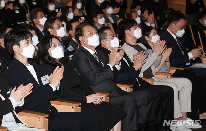 [서울=뉴시스] 인수위사진기자단 = 윤석열 대통령 당선인과 한국무역협회장이 31일 서울 강남구 한국무역협회에서 열린 '청년무역 국가대표와의 만남'에서 박수를 치고 있다. 윤 당선인이 당선 후 개별 경제단체를 방문하는 것은 이번이 처음이다. 2022.03.31. photo@newsis.com