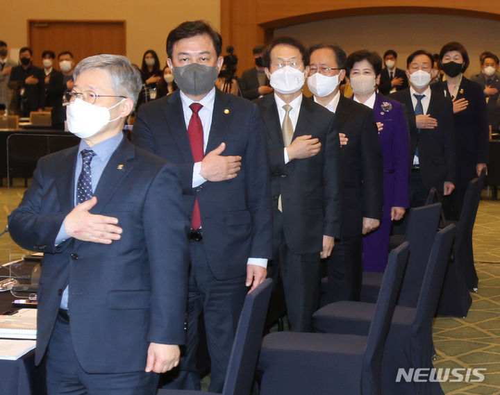 [원주=뉴시스] 김경목 기자 = 31일 오후 전국의 교육감들과 교육청 관계자들이 강원도 원주 오크밸리 골프빌리지센터 그랜드볼룸에서 열린 제83회 전국시·도교육감협의회 총회에 앞서 국민의례를 하고 있다. 2022.03.31. photo31@newsis.com