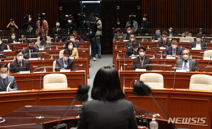 [서울=뉴시스] 김선웅 기자 = 박지현 더불어민주당 공동비상대책위원장이 31일 오후 국회에서 열린 정책의원총회에서 인사말을 하고 있다. (공동취재사진) 2022.03.31. photo@newsis.com