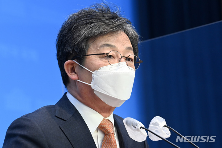 [서울=뉴시스] 최진석 기자 = 유승민 전 의원이 31일 서울 여의도 국회 소통관에서 6.1지방선거 경기도지사 출마 선언 기자회견을 하고 있다. (공동취재사진) 2022.03.31. photo@newsis.com