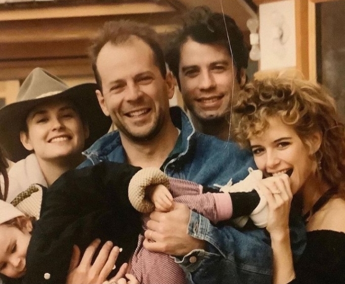 [서울=뉴시스] 존 트라볼타가 출연하는 영화 촬영 현장에 방문한 브루스 윌리스. 2022.04.01. (사진=존 트라볼타 인스타그램 캡처) photo@newsis.com*재판매 및 DB 금지 *재판매 및 DB 금지