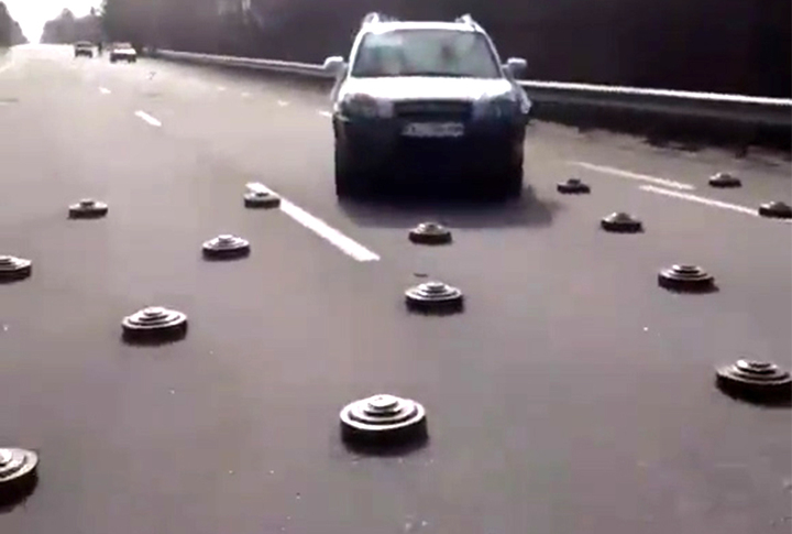 31일(현지시각) 우크라이나 키이우 서쪽 보로드얀카 인근 도로에서 차들이 대전차지뢰를 피해 지나가고 있다. 영상출처: 트위터이용자 @_catiko *재판매 및 DB 금지