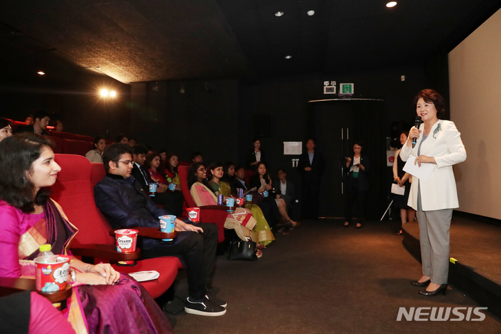 [서울=뉴시스]전신 기자 = 문재인 대통령 부인 김정숙 여사가 4일 서울 강남구 이봄씨어터에서 인도영화 '당갈'을 관람한 후 인사말을 하고 있다. 2018.07.04. (사진=청와대 제공) *재판매 및 DB 금지