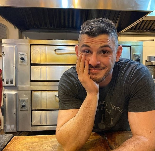 [서울=뉴시스] 지난 26일 강도에게 쫓기는 한인 여성 피해자를 구한 뉴욕 퀸스 피자가게 주인 루이 설요비치(38)의 모습. (출처 : 인스타그램 갈무리) 2022.04.01. *재판매 및 DB 금지