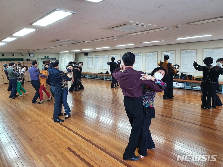 [전주=뉴시스]윤난슬 기자 = 전북대학교 평생교육원은 지역민의 평생학습을 위해 올해 1학기 교육과정을 개강했다고 2일 밝혔다.(사진=전북대 제공)