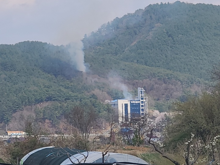 [창원=뉴시스] 강경국 기자 = 1일 오후 1시39분께 경남 사천시 정동면 사천읍교회 인근 상공에서 공군 KT-1 훈련기 2대가 충돌해 추락했다. (사진=독자 제공). 2022.04.01. photo@newsis.com *재판매 및 DB 금지