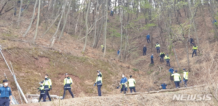 [사천=뉴시스] 차용현 기자= 1일 오후 1시 36분께 경남 사천시 정동면 고읍리 인근 상공에서 공군 훈련용 전투기 2대가 충돌후 추락한 가운데, 경찰들이 고읍리 옆 화암리 야산에서 실종 조종사를 찾기 위해 수색하고 있다.2022.04.01. con@newsis.com