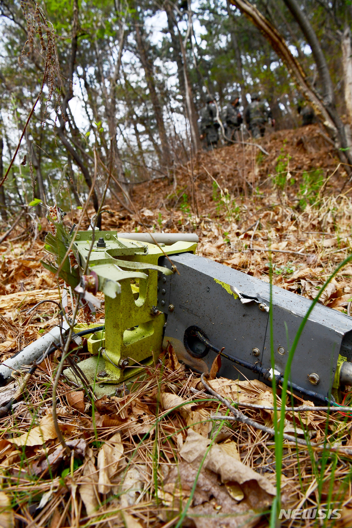 [사천=뉴시스] 차용현 기자 = 1일 오후 공군 사천기지에서 훈련 중이던 훈련기 2대가 공중에서 충돌해 추락하면서 4명이 순직하는 사고가 발생한 가운데 경남 사천시 장영산 산기슭에 KT-1 훈련기 잔해가 떨어져 있다. 2022.04.01. con@newsis.com