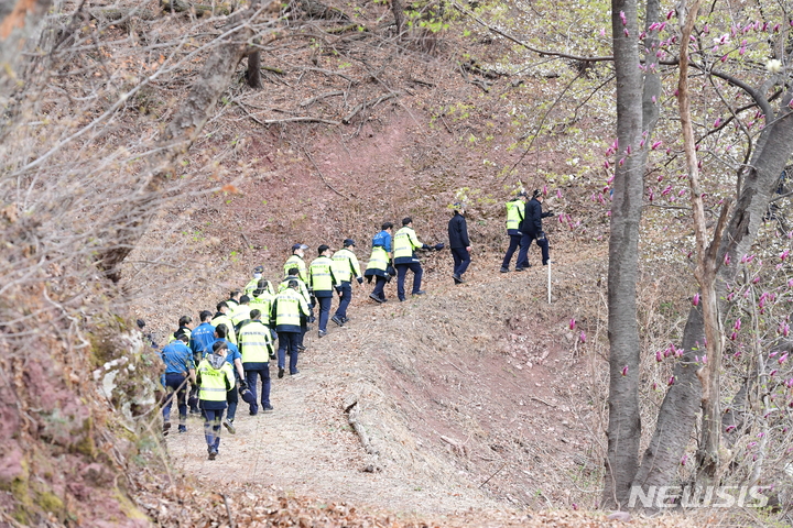 [사천=뉴시스] 차용현 기자 = 1일 오후 공군 사천기지에서 훈련 중이던 훈련기 2대가 공중에서 충돌해 추락하면서 4명이 순직하는 사고가 발생한 가운데 경남 사천경찰서 경찰관들이 장영산 산기슭에서 KT-1 훈련기 잔해를 찾고 있다. 2022.04.01. con@newsis.com 