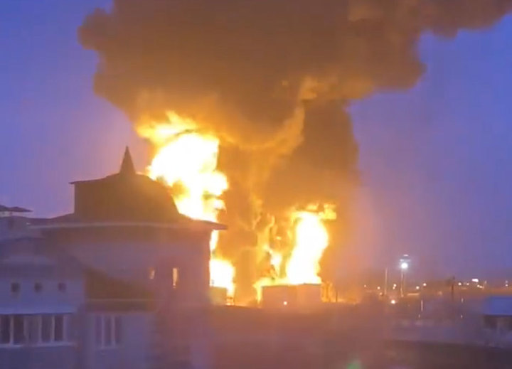 1일(현지시각) 러시아 벨고르트주에 있는 석유 저장고에 화재가 발생한 모습. 영상출처: 트위터 @nexta_tv *재판매 및 DB 금지