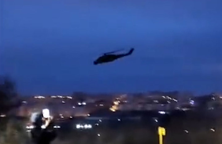 1일(현지시각) 러시아 벨고르트주에 있는 석유 저장고에 화재가 발생한 가운데 화재현장 인근에서 촬영된 군용헬기. 영상출처: 트위터 @nexta_tv *재판매 및 DB 금지