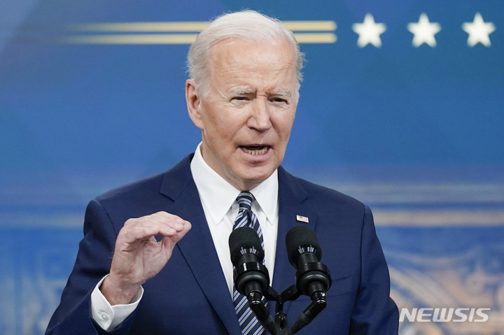[워싱턴=AP/뉴시스]조 바이든 미국 대통령이 31일(현지시간) 백악관 사우스코트강당에서 에너지가와 관련해 연설하고 있다. 2022.03.31.
