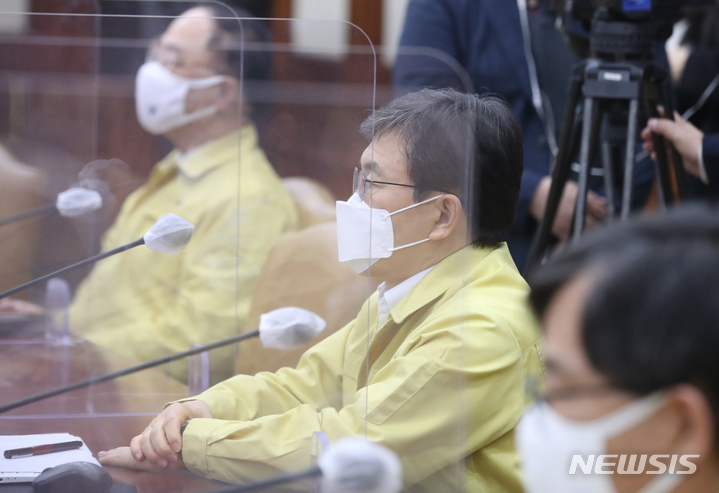 [서울=뉴시스] 김명원 기자 = 권덕철 보건복지부 장관이 1일 오전 서울 종로구 정부서울청사에서 열린 코로나19 중앙재난안전대책본부(중대본) 회의에 참석해 김부겸 총리의 발언을 듣고 있다. 2022.04.01. kmx1105@newsis.com