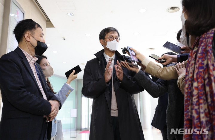 [서울=뉴시스] 사진공동취재단 = 이창용 한국은행 총재 후보자가 1일 오전 서울 중구 세종대로 부영태평빌딩에 마련된 인사청문회 사무실로 출근하며 취재진의 질문에 답하고 있다. 2022.04.01. photo@newsis.com