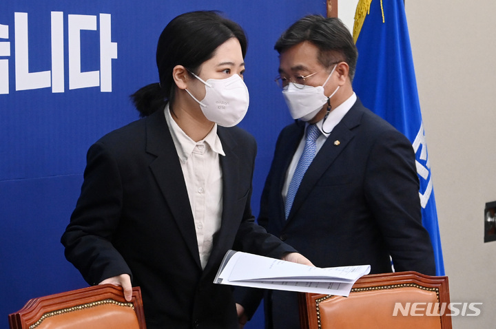 [서울=뉴시스] 최진석 기자 = 박지현, 윤호중(오른쪽) 더불어민주당 공동비상대책위원장이 1일 서울 여의도 국회에서 열린 비상대책위원회의에 입장하고 있다. (공동취재사진) 2022.04.01. photo@newsis.com