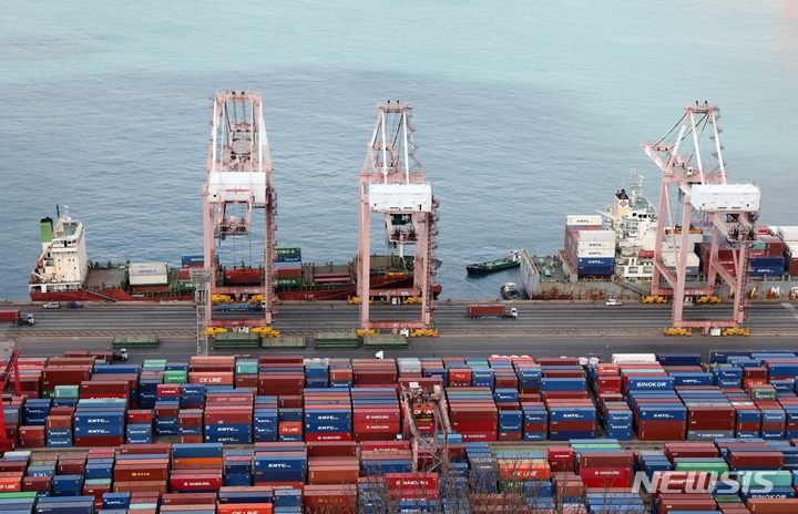 [부산=뉴시스] 하경민 기자 = 1일 부산 남구 신선대부두에서 컨테이너 선적 및 하역작업이 진행되고 있다. 2022.04.01. yulnetphoto@newsis.com