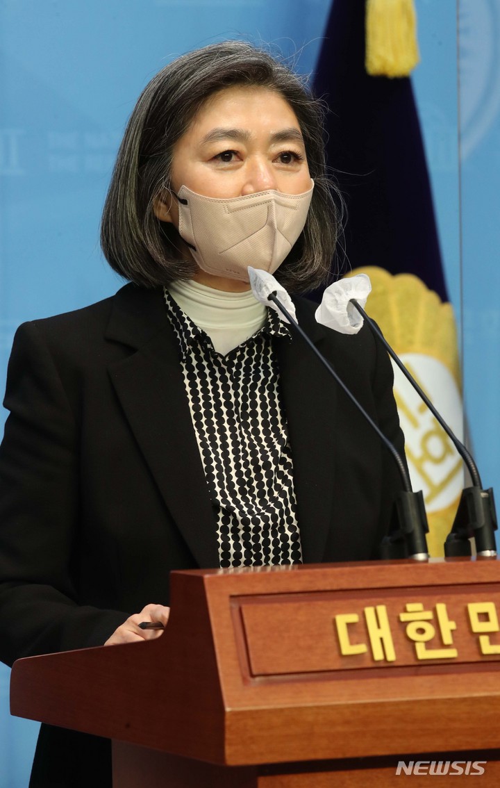 [서울=뉴시스] 전신 기자 = 김행 국민의힘 지방선거 공천관리위원회 대변인이 1일 서울 여의도 국회 소통관에서 현안 관련 브리핑을 하고 있다. (공동취재사진) 2022.04.01. photo@newsis.com