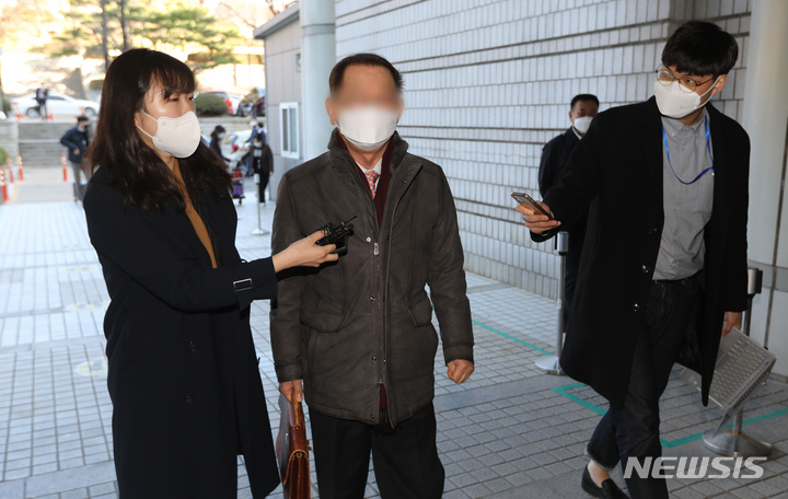 [서울=뉴시스] 김병문 기자 = 황무성 전 성남도시개발공사 사장이 1일 오전 서울 서초구 서울중앙지방법원에서 열린 대장동 개발 로비 특혜 의혹 사건 1심 18차 공판에 증인 출석하고 있다. (공동취재사진) 2022.04.01. photo@newsis.com