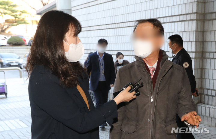 [서울=뉴시스] 김병문 기자 = 황무성 전 성남도시개발공사 사장이 1일 오전 서울 서초구 서울중앙지방법원에서 열린 대장동 개발 로비 특혜 의혹 사건 1심 18차 공판에 증인 출석하고 있다. (공동취재사진) 2022.04.01. photo@newsis.com