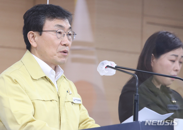 [서울=뉴시스] 김명원 기자 = 권덕철 중앙재난안전대책본부 1차장(보건복지부 장관)이 1일 오전 서울 종로구 정부서울청사에서 코로나19 정례브리핑을 하고 있다. 권덕철 장관은 "월요일부터 2주간, 다중이용시설의 영업시간 제한을 밤 11시에서 밤 12시로 완화하고, 사적모임 인원 제한은 8인에서 10인까지로, 중대본 회의도 다음 주부터는 수요일과 금요일, 두 차례로 조정한다고 밝혔다. 2022.04.01. kmx1105@newsis.com