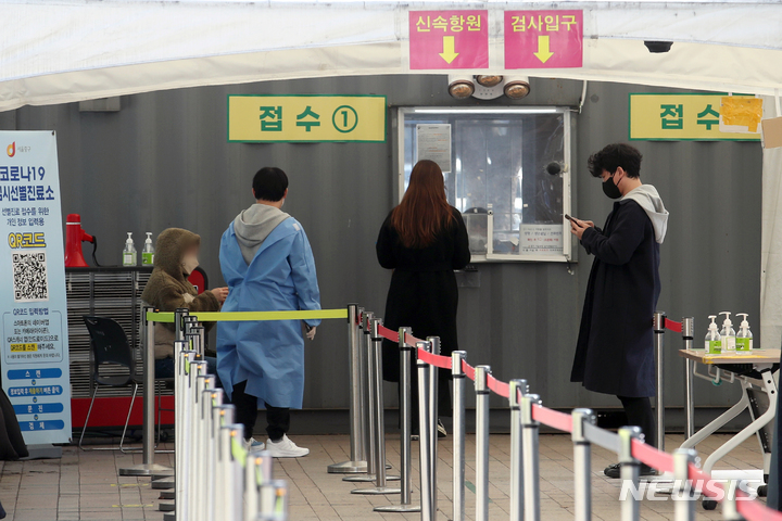 [서울=뉴시스] 지난 1일 오후 서울 중구 서울광장 임시선별검사소에서 시민들이 신속항원검사 키트를 받고 있다. 2022.04.01. xconfind@newsis.com