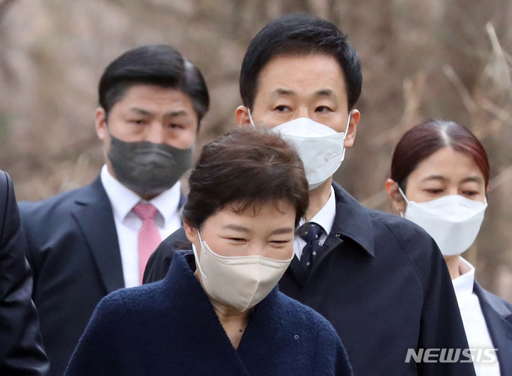 [서울=뉴시스] 조수정 기자 = 박근혜 전 대통령이 24일 오전 서울 동작구 국립서울현충원을 찾아 고 박정희 전 대통령의 묘소 참배를 마치고 경호원의 호위를 받으며 유영하 변호사와 함께 걸어 내려오고 있다. 2022.03.24. chocrystal@newsis.com