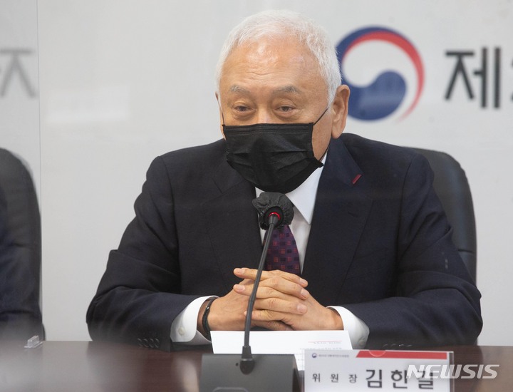 [서울=뉴시스] 인수위사진기자단 = 김한길 제20대 대통령직인수위원회 국민통합위원장이 1일 오전 서울 종로구 인수위 대회의실에서 열린 국민통합위원회 1차 전체회의에서 인사말을 하고 있다. 2022.04.01. photo@newsis.com