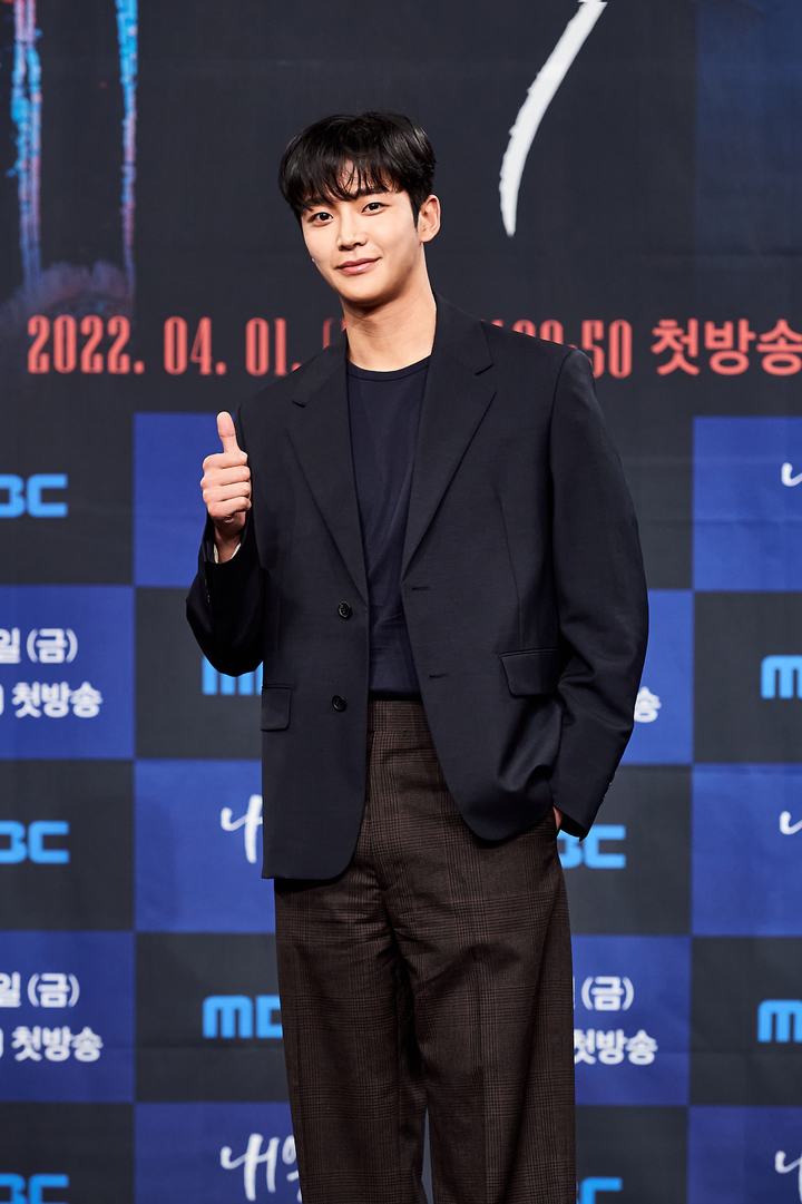 [서울=뉴시스] 박진희 기자 = MBC TV 금토극 '내일' 출연 배우 로운(최준웅 역)이 1일 온라인 제작발표회를 하고 있다. 2022.04.01. photo@newsis.com *재판매 및 DB 금지