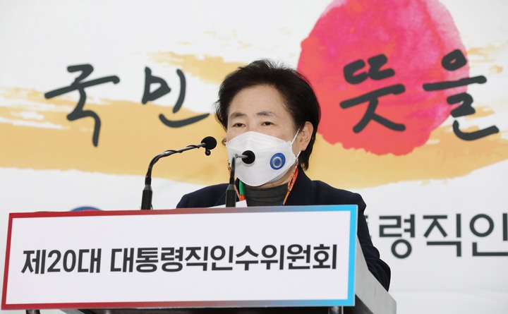 [서울=뉴시스] 인수위사진기자단 = 신용현 제20대 대통령직인수위원회 대변인이 1일 오후 서울 종로구 통의동 대통령직인수위원회 브리핑룸에서 정례브리핑을 하고 있다. 2022.04.01. photo@newsis.com