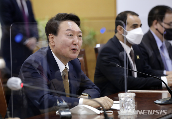 [서울=뉴시스] 인수위사진기자단 = 윤석열 대통령 당선인이 1일 오후 걸프협력회의 대사들과의 접견 행사가 열린 서울 종로구 통의동 금융감독원 연수원에 마련된 대통령직인수위원회에서 발언하고 있다.2022.04.01. photo@newsis.com