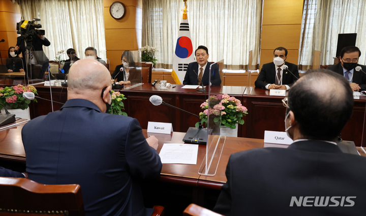[서울=뉴시스] 인수위사진기자단 = 윤석열 대통령이 당선인 시절인 지난 4월1일 오후 서울 종로구 통의동 인수위 집무실에서 이사 압둘라 술탄 알사마히 주한 아랍에미리트 대사관 대리, 자카리아 하메드 힐랄 알사디 주한 오만 대사, 사미 알사드한 주한 사우디아라비아 대사, 바데르 모하메드 알아와디 주한 쿠웨이트 대사, 미샬 사이드 알쿠와리 주한 카타르대사관 대리를 접견하는 모습. 2022.04.01. photo@newsis.com