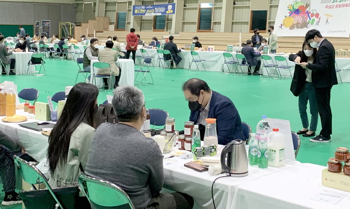 [곡성=뉴시스] 전남 곡성군은 문화체육관에서 열린 농특산물 품평 상담회를 통해 20건 입정결정, 95건 입점검토가 결정됐다고 1일 밝혔다. (사진=곡성군청 제공). photo@newsis.com *재판매 및 DB 금지