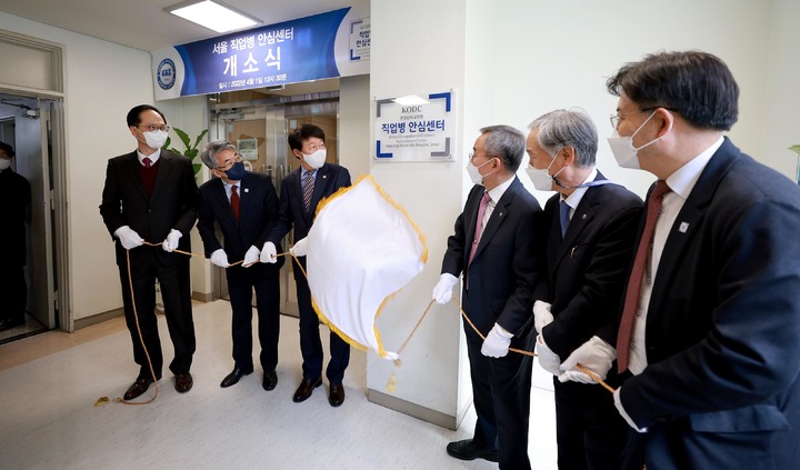 [서울=뉴시스] 2022년 4월1일 서울 성동구 한양대학교 임우성 국제회의실에서 열린 우리나라 최초의 ‘직업병 안심센터’ 개소식에 참석해 현판 제막을 하고 있다. (사진=고용노동부 제공) 2022.04.01. photo@newsis.com *재판매 및 DB 금지