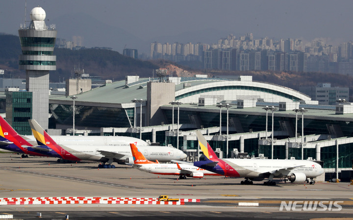 [서울=뉴시스] 추상철 기자 = 인천국제공항 전망대에서 바라본 계류장에서 여객기가 나란히 계류하고 있다. 2022.04.06. scchoo@newsis.com