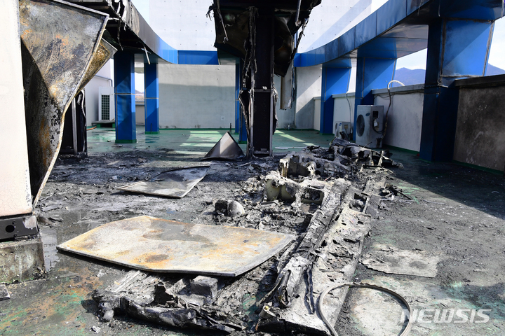 [사천=뉴시스] 차용현 기자 = 1일 오후 공군 사천기지에서 훈련 중이던 훈련기 2대가 공중에서 충돌해 추락하면서 4명이 순직하는 사고가 발생한 가운데 경남 사천시 사천읍교회 옥상에 KT-1 훈련기 날개로 보이는 잔해가 떨어져 있다. 2022.04.01. con@newsis.com