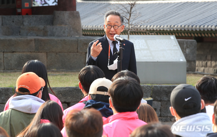 [제주=뉴시스] 우장호 기자 = 고희범 제주4·3평화재단 이사장이 1일 오후 제주시 삼도2동 관덕정 앞에서 열린  '2022년 전국 대학생 4·3평화대행진' 출발에 앞서 격려사를 하고 있다. 2022.04.01. woo1223@newsis.com