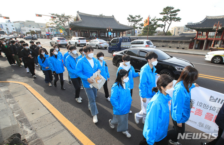 [제주=뉴시스] 우장호 기자 = 제74주년 제주4·3 추념일을 이틀 앞둔 1일 오후 제주시 삼도2동 관덕정 앞에서 제주지역 대학생과 전국 대학생들이 4·3 희생자를 추모하고, 4·3의 역사를 기억하기 위한 '2022년 전국 대학생 4·3평화대행진'을 진행하고 있다. 2022.04.01. woo1223@newsis.com