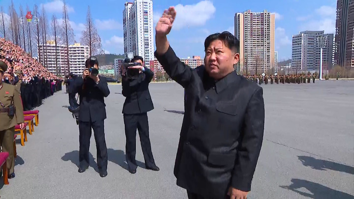 [서울=뉴시스] 북한 조선중앙TV는 김정은 북한 조선노동당 총비서 겸 국무위원장이 제1차 선전부문일꾼 강습회 참가자들과 기념촬영을 했다고 1일 보도했다. (사진 = 조선중앙TV 캡처) 2022.04.01. photo@newsis.com *재판매 및 DB 금지