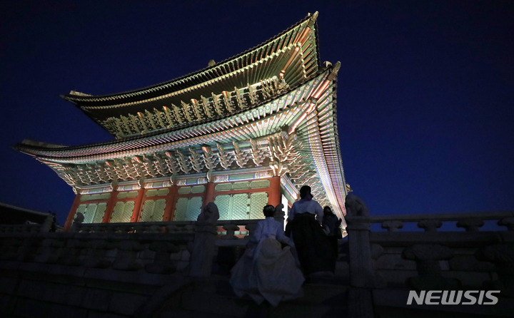 [서울=뉴시스] 추상철 기자 = 경복궁 야간 개장이 시작된 1일 오후 서울 종로구 경복궁에서 관람객이 근정전으로 향하고 있다. 2022.04.01. scchoo@newsis.com