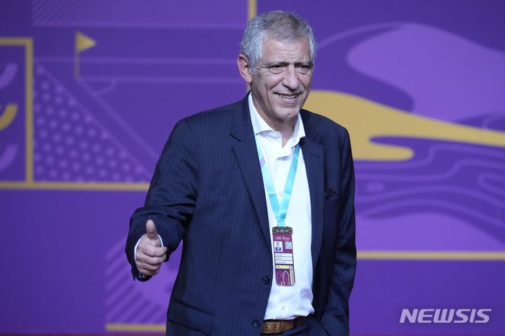 [도하=AP/뉴시스]포르투갈 페르난두 산투스 감독. 2022.04.01.