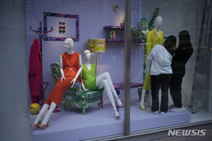 [런던=AP/뉴시스] 영국 런던 중심가 옥스포드 거리에 있는 옷가게 진열대를 점원들이 정리하고 있다. 자료사진. 2025.09.17