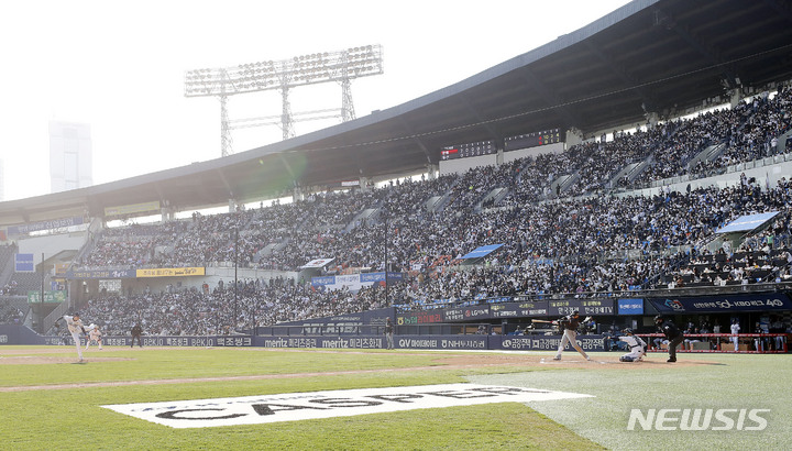 [서울=뉴시스] 최동준 기자 = 2일 서울 잠실야구장에서 열린 2022 KBO리그 두산 베어스 대 한화 이글스의 개막 경기를 찾은 야구팬들이 열띤 응원을 하고 있다. 2022.04.02. photocdj@newsis.com