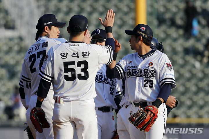 [서울=뉴시스] 최동준 기자 = 2일 서울 잠실야구장에서 열린 2022 KBO리그 두산 베어스 대 한화 이글스의 개막 경기, 6:4로 승리한 두산 선수들이 자축하고 있다. 2022.04.02. photocdj@newsis.com