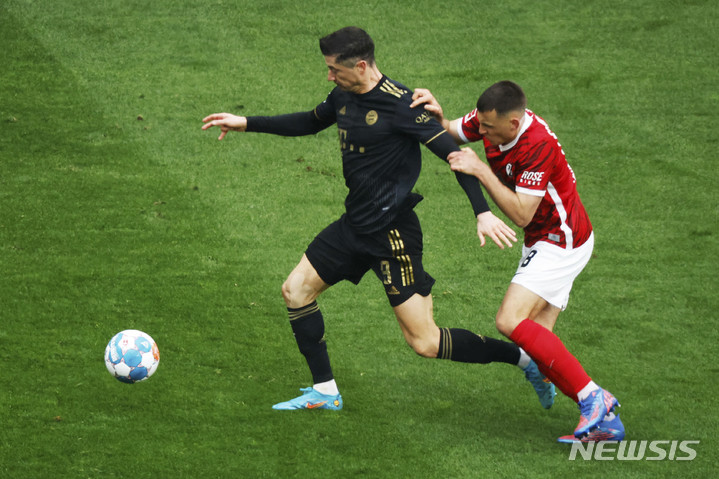 [프라이부르크=AP/뉴시스] 바이에른 뮌헨의 로베르트 레반도프스키(왼쪽)와 프라이부르크의 막시밀리안 에게슈타인이 2일(한국시간) 독일 프라이부르크에서 열린 2021~22 독일 분데스리가 정규리그 맞대결에서 볼다툼을 하고 있다. 2022.04.09.