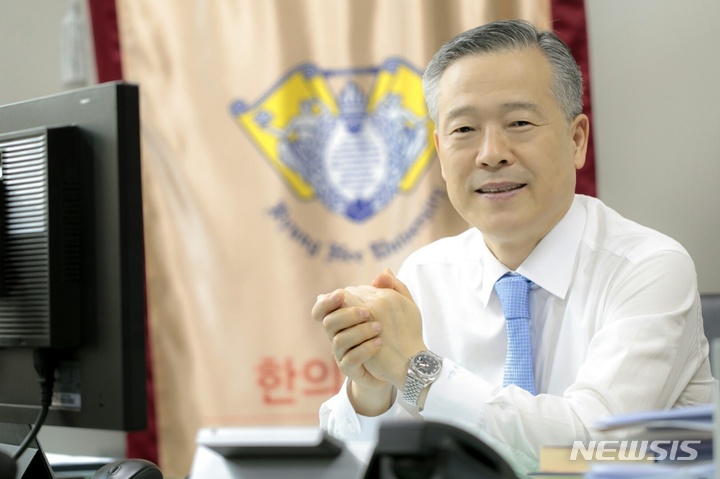 [서울=뉴시스]이재동 경희대한의과대 학장(비만센터 교수). (사진= 경희의료원 제공) 2022.04.03