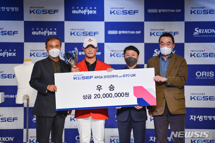 [서울=뉴시스] '키움 KOSEF KPGA 코리안투어 with GTOUR' 1차전에서 우승을 차지한 배용준. (사진=골프존 제공) 2022.04.03. photo@newsis.com